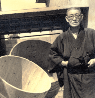 The 10th generation brewery owner, Kosaburō Kitahara, established the corporation Yamanashi Meijo Co., Ltd. and served as its first president. He actively managed the business and successfully built up the prefecture’s largest sake business.