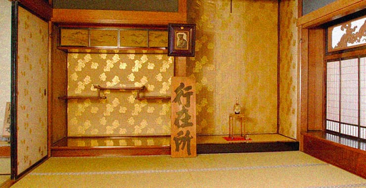 The “Anzaisho” in the inner parlor of Shichiken’s main building where the Meiji Emperor stayed is designated as a historical landmark by the Ministry of Education (presently the Ministry of Education, Culture, Sports, Science, and Technology).